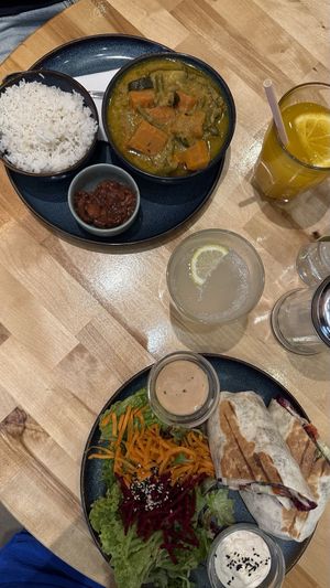 Curry of the day, falafel wrap, lemon soda and Heart of Joy-lemonade at The Heart of Joy in Salzburg