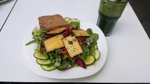Salat mit Tofu und wahlweise mit glutenfreien Brot at The Heart of Joy in Salzburg