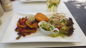 Mais-Hefeküchlein auf Chili-Gemüse dazu Quinoa-Salat und Guacamole-Avocado-Dip – optional vegan

(A,G,M,L,N) at The Heart of Joy in Salzburg