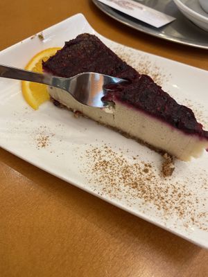 Roter Cashew-Rohkostkuchen at The Heart of Joy in Salzburg