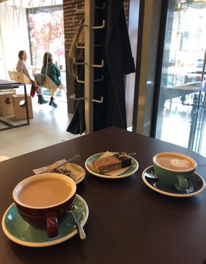 bevande e dolcetti vegani in location molto moderna, direi dal guato piú adatto a adolescenti/giovanissimi adulti che altro  at Italala Caffe in Vilnius