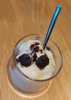 Koude amuse (vichysoisse), zwarte knoflook. Heel romig maar ook luchtig at Lab071 in Leiden