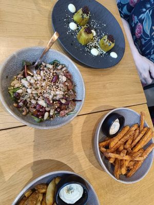 Witlof, bonne salade en frietjes at Lab071 in Leiden