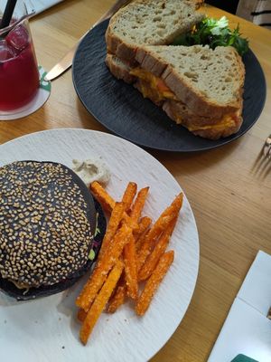 Pulled mushroom burger and karma kabab melt sandwich at Lab071 in Leiden