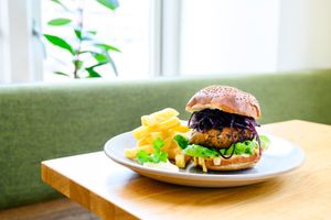 Vegetable en bean burger at Lab071 in Leiden