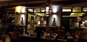 Outdoor seating at Tempera Streetfood & Bar in Makarska