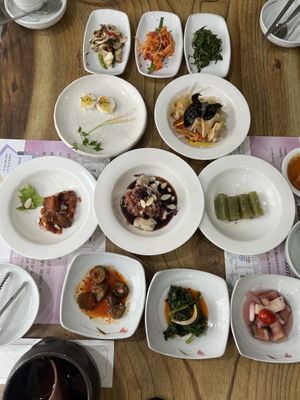 Great choice of banchan  at Gamloheon 감로헌 in Jeonju