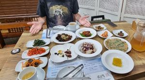 Abwechslungsreich, reichlich und lecker 😋 at Gamloheon 감로헌 in Jeonju