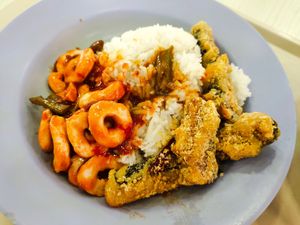 Rice with dishes at San De Vegetarian 三德 - Blk 256 Yishun in North Singapore
