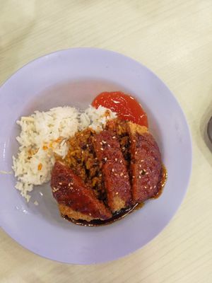 Black pepper pork chop with rice: not very exciting but the salad they add is 👍 at San De Vegetarian 三德 - Blk 256 Yishun in North Singapore