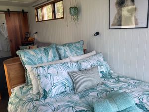 Queen bed at Stephanie's Country Cottages in Drummond North