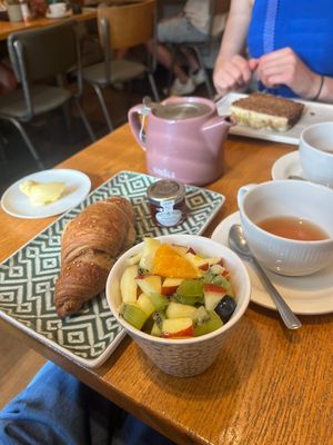English breakfast tea (£3 for a share-able pot), vegan croissant with strawberry jam and dairy-free butter (£3.75) and a fruit salad (£5.50)🥐  at Lola's Bakery in North West London