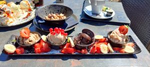 Vegan ijstapas. Smaken: peanutbutter Oreo, walnoot banaan, pure chocolade en perzik aardbei. at IJssalon Laaker Boere ies in Ohe En Laak