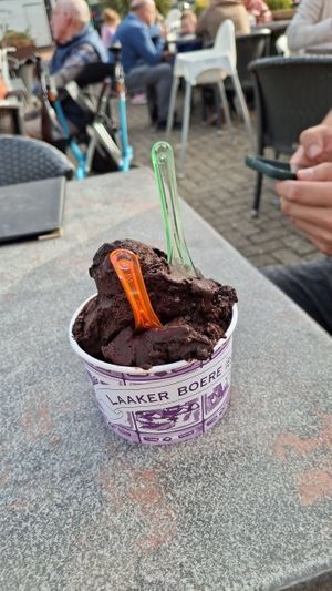Pure chocolade ijs vegan at IJssalon Laaker Boere ies in Ohe En Laak