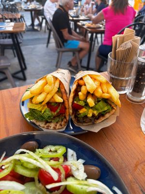 Amazing vegan gyros! Lovely service and staff aware of vegan and clarify ingredients with you. A must come to for €4 vegan gyro 😍 at Allas Souvlaki & More in Paros