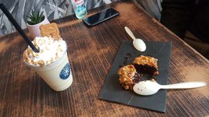 Snickers cake and Sun's Shake speculoos  at Sunday's Coffee in Paris