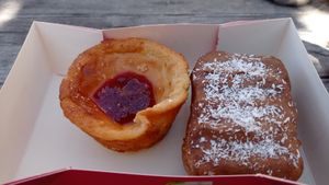 On the left cheesecake. Much more delicious than you would imagine by looking at it. On the right the K délice. The clerk advised me to try it (which I honestly didn't consider) a at Sunday's Coffee in Paris