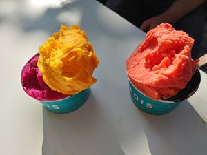 Dragon fruit, mango, blood orange, chocolate at Paradis - Tjuvholmen in Oslo