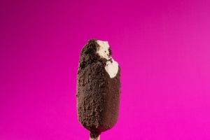 Dark chocolate ice posible like mágnum with almonds at Veggicano Plant Based in Mexico City