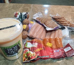 Salchichas, hamburguesas y yogurt at Veggicano Plant Based in Mexico City