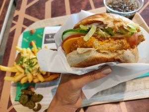 vegan Chick 💚🌱🙏🏻🤤 at Vedang - green burger | Alexa in Berlin