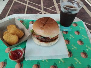Beyond burger, nuggets and peach tea at Vedang - green burger | Alexa in Berlin
