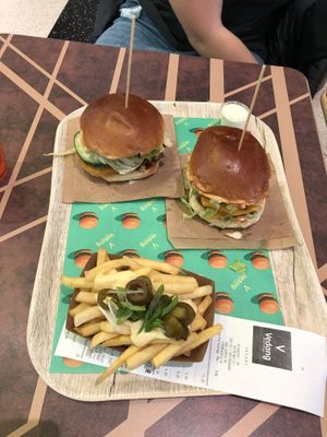 Vegane Burger mit Bacon und Vegane Chili Cheese Fries at Vedang - green burger | Alexa in Berlin