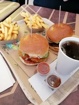 Angry chick burger and beyond burger with fries and drinks at Vedang - green burger | Alexa in Berlin