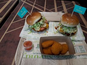 Chili-Cheese Burger und Nuggets at Vedang - green burger | Alexa in Berlin
