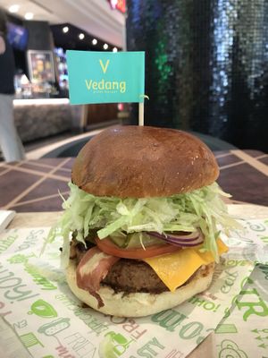 Beyond burger 🤤 at Vedang - green burger | Alexa in Berlin