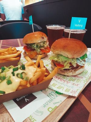 Barbecue burger and cheeseburger menus at Vedang - green burger | Alexa in Berlin