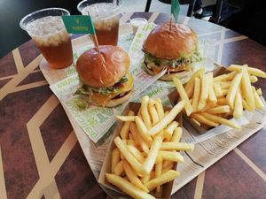 BBQ Burger, Chili Cheese Burger and great fries and peach ice tea at Vedang - green burger | Alexa in Berlin