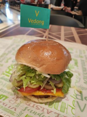 Yummmmy at Vedang - green burger | Alexa in Berlin