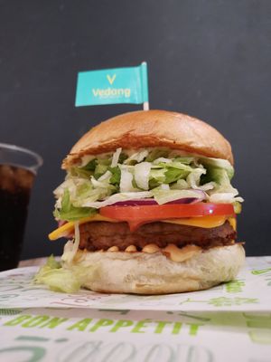 vegan cheese burger at Vedang - green burger | Alexa in Berlin