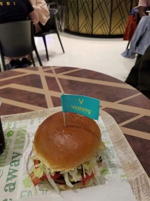 Great vegan 
"bacon burger" at Vedang - green burger | Alexa in Berlin