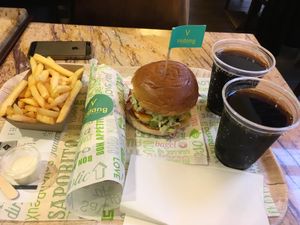 Yum at Vedang - green burger | Alexa in Berlin