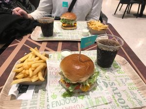 “The Chessyburger” as Menu 1 at Vedang - green burger | Alexa in Berlin