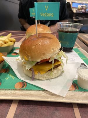 Cheeseburger with “bacon" at Vedang - green burger | Alexa in Berlin