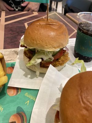 “Chicken” burger with “bacon" at Vedang - green burger | Alexa in Berlin