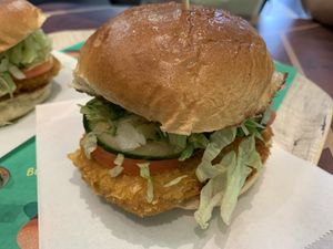 “Angry chicken” burger at Vedang - green burger | Alexa in Berlin