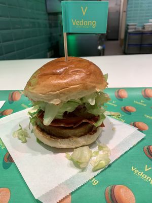 The hamburger with bacon at Vedang - green burger | Alexa in Berlin