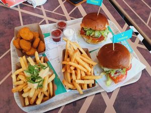 Cheesy burgers, (cheesy) fries and nuggets. at Vedang - green burger | Alexa in Berlin