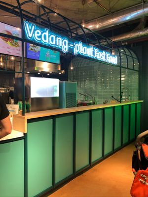 Counter service at Vedang - green burger | Alexa in Berlin