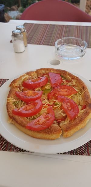 Vegetarian pizza with vegan cheese at Senhor Frog's in Albufeira