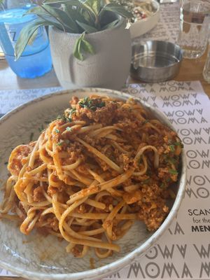 Des linguines bolognaise végane excellente ! Des proportions généreuses pour des petits prix ! Je recommande totalement   at Moma in Athens