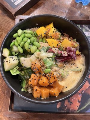 Bulgur bowl with edamame, mango and vegan salmon  at my indigo in Pasching
