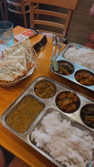 Vegetarisches Menü mit Garlic Naan 🤤  at Kathmandu Kitchen in Nagoya