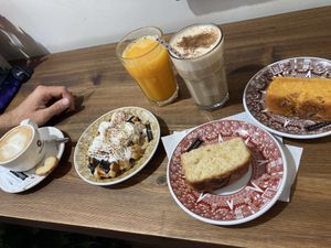 Carrot cake, apple cake, excellent chai and delicious coffee and fresh juice! Only the waffle wasn’t vegan. Super recommended! at Dos de Azucar  in Oviedo