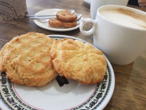 Vegan cookies and coffee at Dos de Azucar  in Oviedo