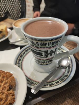 Chocolate con leche de avellana at Dos de Azucar  in Oviedo